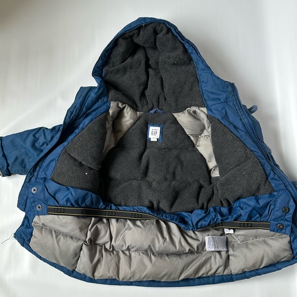 Down Winter Jacket - GAP - 2T - Picture 2 of 4